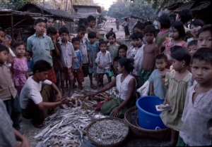 透かし有　ミャンマー　市場にいる子供たち　　　2003.12月ミャンマ－