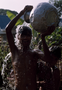 透かし有　ミャンマー　水を浴びる人　2003.12月ミャンマ－