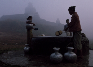 透かし有　ミャンマー　水を汲む人々　　2003.12月ミャンマ－